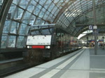 Berlin-Warschau-Express ES 64 F4-153 mit Berlin-Warszawa-Express(EC47)von Berlin Hbf Richtung Warszawa Wschodnia bei der Ausfahrt im Berliner Hbf.(10.07.10)