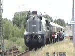 BR 01 10 Im Jahr 1999 fuhr dieser Sonderzug mit 01 1102 durch das Rheinland.
Hier in Lindern musste er einige Regelz�ge passieren lassen und so konnte ich diese Ausfahrt filmen.
