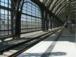 BR 101 mit Zugen 101 134-5 f�hrt am 03.04.'09 mit dem EC nach Brno in den Dresdner HBf. ein