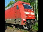 101 052-9 �berholt mit ihrem AZ einen wartenden G�terzug in ...