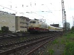 BR 103 BR 103 222-6 mit einen aus drei Wagen bestehenden Messzug f�hrt kurz hinter dem Bahnhof F�rth (Bayern) am 14. Mai 2008 in Richtung Norden.