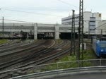 BR 1047 Eine Ungarische Lok, BR 1047 von M�V, zieht am 15.09.2010 einen langen G�terzug durch den Bahnhof Passau in Richtung �sterreich.