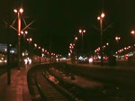 br-110-bugelfalte 110 325 mit 110 352 und pbz 1970 bei der durchreise im k�lner hbf. mann h�rt recht gut das auf schalten des trystor schaltwerks bei der aus fahrt.
das paraneuer schalt werk wurde plan m��ig ab der nummer 399 und bei erneuerrungen eingebaut so haben es auch E10 121 und E41 001 so wie 113 311, 110 210, 115 198, 110 398 und 110 210. evtl. habe ich die ein oder andere vergessen. mit diesem Video w�nsche ich allen bb.de usern viel gl�ck bei der suche nach sch�nen motiven.
