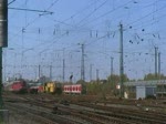 110 493(vorne) und 110 457(hinten) fahren mit zwei zusammen gekuppelten ...