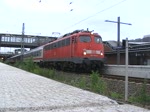 110 352-2 mit einem Kreuzfahrt-Zug nach Warnem�nde f�hrt am 12.6.2010 ...
