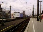 BR 120 120 151 'ZDF Express' zieht den IC 2010 Frankfurt(Main)Hbf - Berlin-S�dkreuz in den K�lner Hbf. Weil der Zug 5 Minuten versp�tet war fuhr er leider nich auf Gleis 3 wo ich ihn super h�tte filmen k�nnen, sondern auf Gleis 2. 28.03.08