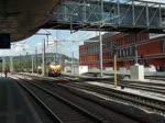 Diesellok 1817 zieht einen langen G�terzug durch den Bahnhof Belval ...