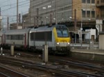 Am 12.11.2011 zieht Lok 1355 den ICa aus dem Bahnhof ...