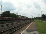140 037-3 mit einem Flachwagenzug voll mit altem Schotter durch ...