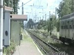 Ausfahrt eines Nahverkehrszuges aus dem Bahnhof Anrath.
Der Zug wird geschoben ...