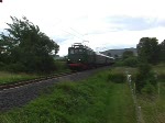 br-144-e-44-dr-244 Am 20. Juni 2009 fand bei der Modellbahnfirma Piko wieder ein Tag der offenen T�r statt. Aus diesen Anlass kamen mehrere Sonderz�ge nach Sonneberg. Auch E44 044 des Ausbesserungswerks Dessau war im Auftrag des Eisenbahnmuseums Leipzig an diesem Tag mit einen historischen Personenzug auf den Weg nach Sonneberg. Das Bild entstand kurz nach 13 Uhr am Bahn�bergang in Haarbr�cken bei Neustadt bei Coburg.