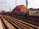 BR 145 in Doppeltraktion mit einem langen gemischten G�terzug bei ...
