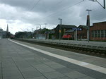 BR 145 mit Zugen 145 054-3 mit KLV-Zug von Hamburg-Billwerder Richtung WRS bei der Druchfahrt im Schweriner Hbf.inklusive Lichtgru�(19.06.10)