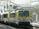 br-18-siemens-eurosprinter Die neue SNCB-Lok 1810 von Siemens, hier mit der abgeb�gelten 1355 und einem Testzug am Haken, verl�sst den Bhf Li�ge-Guillemins und begibt sich auf die Rampe (plan inclin�) hinauf in Richtung Ans. Das Video entstand am 10/07/2010. 