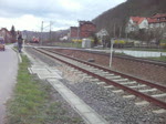 BR 185 mit Zugen 185 162 zieht am 10.04.10 einen Hangartner aus Richtung Saalfeld kommend durch Orlam�nde.