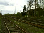 BR 185 mit Zugen 185 +EA3019+EA 3017 durch Ratingen-Lintorf(Mit Makro Gru�)