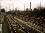BR 185 mit Zugen Eine Br 185.2 umf�hrt mit ihrem KLV-G�terzug den Gbf K�ln-Gremberg in Richtung S�dbr�cke und wird dabei vom RE9 Wissen(Sieg) - Aachen mit Br 111 �berholt. Standpunkt: K�ln-Steinstra�e am 29.03.08