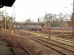 BR 189 189 052-4 beim Rangieren von G�terwagen mit Millit�rfahrzeugen in Seelze,hier bei der Einfahrt richtung Rangierbahnhof.Teil 2 kurz darauf schiebt sich 296 030 ins Bild.
