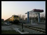 BR 216 216 122-2 der Firma Wiebe beim �berqueren mit Ihren Bunkersch�ttgutwagen
des Ems-Jade-Kanal kurz vor Sande.Mit Makrofon welches nicht mir galt, trotzdem ein Gru� an denn Tf. 12/04/10