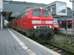 BR 218 mit Zugen 218 413-3+218 407-5(hinten)stehen mit RE 21418 von Hamburg Hbf Richtung Kiel Hbf.bei der Ausfahrt im L�becker Hbf.(12.12.09)