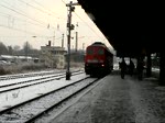 BR 232 Lokportraits 232 569-4 beim Umsetzen in Altenburg. Nun f�hrt die Lok langsam an die Garnitur aus 3 n-Wagen und einem y-Wagen heran. Der Zug f�hrt dann als RE 3630 nach Erfurt Hbf. (19.12.2009)