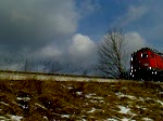 Kesselwagenzug unterwegs Richtung M�nchen
Gefilmt an der Bahnunterf�hrung in Schwindegg

  ...