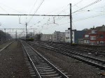 BR 27 Lok 2757 an der Spitze des Doppelzuges aus Richtung Br�ssel bei der Ankunft in Gent St. Pieters. Am n�chsten Bahnhof wird der Zug getrennt, der erste f�hrt nach Knokke, der letzte nach Blankenberge.  27.02.2009.