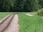 Die Lok der SWEG zieht eine handvoll Kesselwaggons Richtung Dow ...
