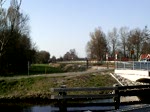 BR 295 295 077-2 bei der �berfahrt mit Ihrem Gz des Ems-Jade Kanal&acute;s kurz vor Sande.06-04-2010 