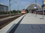 BR 371 371 005-0 mit EC171 von Berlin Hbf(tief)nach Budapest-Keleti pu bei der Ausfahrt im Dresdener Hbf.(15.08.09) 