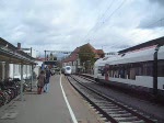 br-403-ice-3 Am 19. April 2008 wurde ein ICE 3 (403 035) auf den Namen Konstanz getauft. Extra f�r dieses Event wurde der Bahnhof auf Hochglanz geputzt, sogar das Gep�ckband, welches seit ca. 1 Jahr kaputt war, wurde repariert.
Hier sieht man den Zug, wie er gerade in den Bahnhof einf�hrt.

