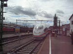 br-403-ice-3 Mit einem lauten Pfeifen verabschiedet sich der frisch getaufte ICE (403 035) aus dem Bahnhof Konstanz.
