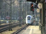 br-411-ice-t ICE 1612 nach Berlin Gesundbrunnen bremst gerade auf 50 km/h ab, um von Gleis 6 aus auf die Saalbahn geleitet zu werden. Die RB nach Naumburg (Saale) Hbf auf Gleis 5 wird dem ICE wenig sp�ter hinterherfahren. (06.11.2009)