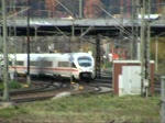 br-411-ice-t Hier hab ich mal ein St�ck Bahnhofsalltag in Saalfeld (Saale) festgehalten. Zuerst f�hrt ICE 109 nach Innsbruck Hbf auf Gleis 4 ein. Dann f�hrt auch schon eine Verst�rker-RB nach Jena Saalbahnhof von Gleis 3 ab. Gleichzeitig verl�sst ER 20-007 den Rbf mit einem G�terzug in Richtung Gera. (05.11.2009)
