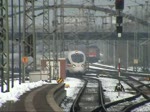 br-411-ice-t ICE 1611 mit zwei Zugteilen erreicht seinen zus�tzlichen Halt Saalfeld (Saale) auf Gleis 4. Da auf der Linie 28 etwa die H�lfte aller ICE-Z�ge ausf�llt, bedienen die noch fahrenden Z�ge jeden ICE-Halt auf der Strecke. (24.12.2009)