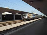 br-541-taurus Die Sonderlok 541 101-6 'Swarovski' der Slowenischen Eisenbahnen verlie� am 20.8.2009 den Bahnhof der Hauptstadt Ljubljana mit einem aus drei Waggons bestehenden Personenzug nach Villach.