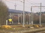 BR 55 Dieses Video entstand am 13. Dezember 2008 vor dem Viadukt von Moresnet, also am letzten Tag vor dem Fahrplanwechsel, der gleichzeitig das Ende des Verschiebebahnhofs von Montzen bedeutete. Die Z�ge fuhren an diesem Tag laut hupend in den Bahnhof Montzen ein. Die deutschen Baureihen 225 und 241 hatten an diesem Tag ihre letzten Fuhren auf der Montzenroute, und die belgische Serie 55 (hier 5526 und 5507 mit einem Kesselwagenzug)kam nur noch bis zum Fr�hjahr 2009 zum Einsatz. Wie hier zu erkennen ist, war die Elektrifizierung des letzten Teilst�cks bis zur deutschen Grenze vollendet und damit der Weg frei f�r die neuen Traxx-Maschinen der Cobra.