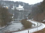 BR 65 65 1049 bef�hrt am 13.12.2009 mit dem SEM-Reisezug die Fl�hatalbahn, hier oberhalb des Haltepunktes Lengefeld-Rauenstein