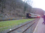 Brohltalbahn 2 Wagen rollen in den Bahnhof Brohl am 2.4.10