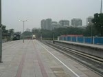 Ein chinesischer Schnellzug, gezogen von einer Diesellok der Reihe DF4, fhrt im Nordbahnhof von Peking (Xizhimen) ein.