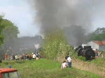 Dampflokparade Wolsztyn 2008 Rauchend und Pfeifend geht es zur�ck zum Bahnhof. Im Vordergrund beobachten Feuerwehrm�nner die Strecke. 3.5.2008