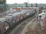 Norfolk Southern C40-9W 6166 mit eine Reihe Kesselwagen in Roanoke ...
