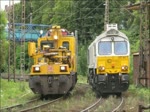 703 009 und 247 041 begegnen sich am 19. Juli 2011 in Hhe des ehemaligen Stellwerks Bochum-Prsident