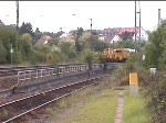 Ein Gleisbauzug fhrt langsm an der Pfaff Haltestelle in Kaiserslautern vorbei.