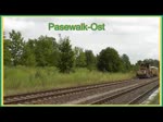 Schotterverteil- und Planiermaschine (SSP 110) mit Stopfmaschine (Unimat 08-275) durchfahren den Bahnhof Pasewalk-Ost. - 05.08.2015
