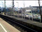 185 574  RTS RailTraction  fhrt mit ihrem Gterzug auf Gleis 1 duch Basel Bad Bf in Richtung Norden. Kurze Zeit spter verlsst 401 086 (ICE1) den Bahnhof auf Gleis 2 in Richtung Schweiz. 18.03.08
*Inklusive Abfahrtsansage*