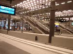 Berlin Hauptbahnhof (Tief). Mit Einfahrtsansage eines InterCity