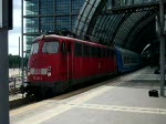 Schon hat D 1249 7 Minuten Verspätung. 115 336-0 zieht den russischen Zug aus dem Berliner Hbf, um wenige Meter weiter vor einem roten Signal zu stoppen. Andy Hensel ist ziemlich beschäftigt - die anderen Teilnehmer aber auch. (11.07.2009)