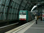 186 135-0 verlsst mit dem Berlin-Warschau-Express EC 45 den Berliner Hbf auf Gleis 11.
