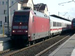 101 055-2 mit ihrem IC 2257 nach Berlin Gesundbrunnen verlsst Bitterfeld auf Gleis 2.